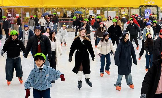 스케이트 즐기는 외국인 관광객들