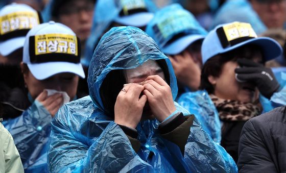 울음 참지 못한 제주항공 참사 유가족