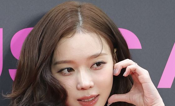 'BTS 정국과 열애설' 윈터, 사랑스러운 볼 하트