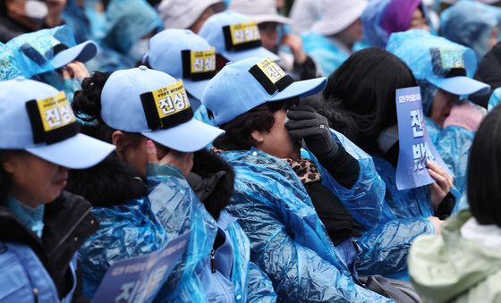 눈물 훔치는 제주항공 참사 유가족들