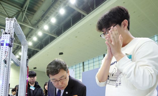 학생 로봇대회 찾은 정근식 교육감