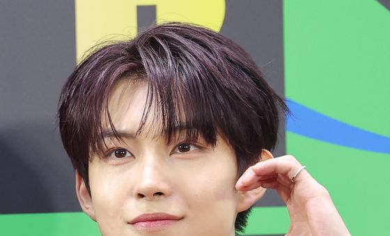 건우, 사랑스러운 볼 하트