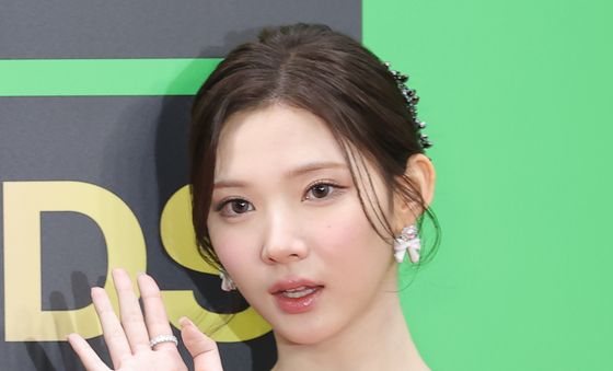 하츠투하츠 지우, 묶음머리로 분위기 변신