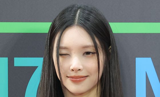 아일릿 윤아, 윙크 플러팅