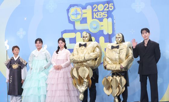 설아·수아·시안·황오동 금귀걸이·레오제이, 시상하러 왔어요