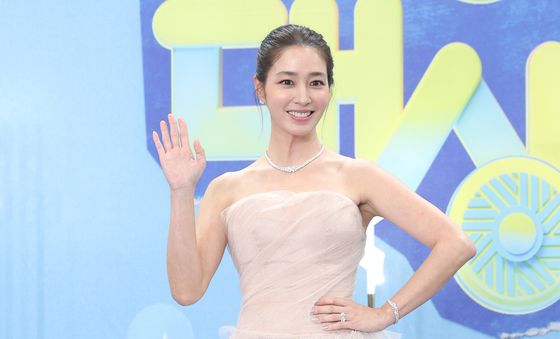 이민정, 시상식 MC 데뷔