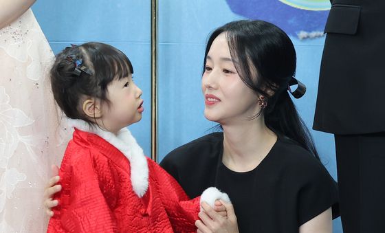 이정현, 인형 같은 딸과 함께 'KBS 연예대상' 참석