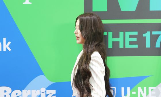 장원영, 핫팬츠 입고 성큼성큼