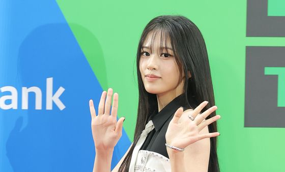 안유진, 말랑말랑 손 인사