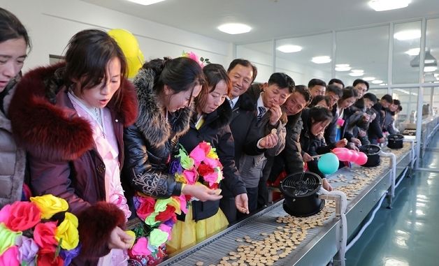 신포시 지방공업공장 준공식에 참석한 北 주민들