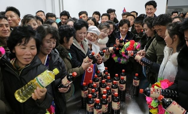 신포시 지방공업공장 준공식에 참석한 北 주민들