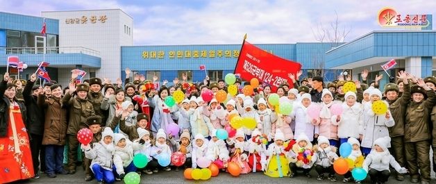 北 수안군 산북농장 살림집 입사모임에 참석한 주민들