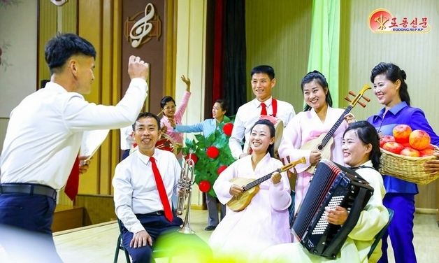 北 수안군 산북농장 살림집 입사모임에 참석한 주민들