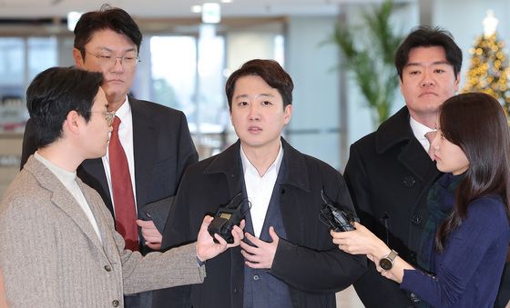 특검 출석하며 입장 밝히는 이준석