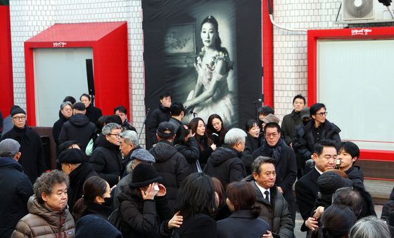 연극계 큰 별 윤석화, 사랑했던 대학로에서 영면