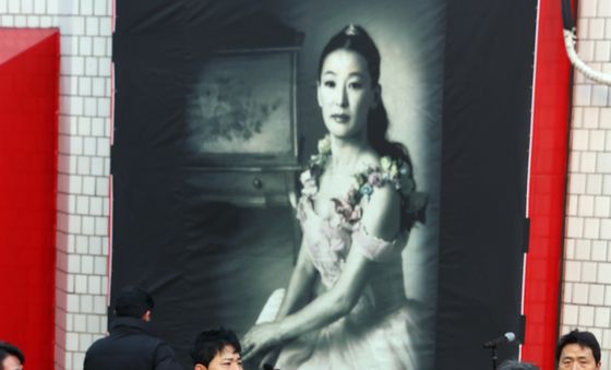 故 윤석화 노제, 슬퍼하는 지인들