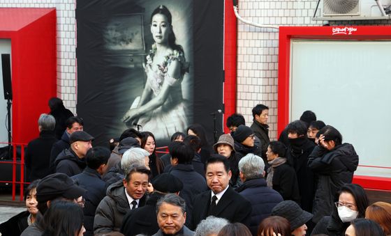 故 윤석화 배우 떠나보내는 지인들