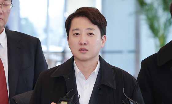 특검 출석하며 입장 밝히는 이준석