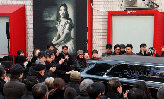 윤석화 떠나다…대학로에서 열린 마지막 인사