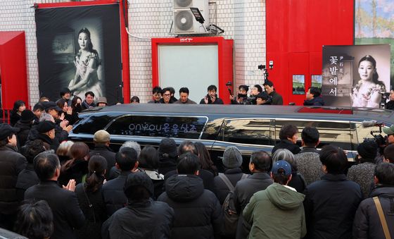 연극인 윤석화의 영면, 그가 운영했던 극장에서 열린 노제