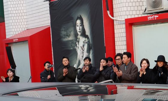 대학로가 울었다…故 윤석화 배우 노제