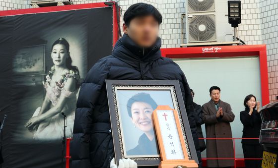 평생을 무대에 바친 윤석화, 연극의 품으로 돌아가다