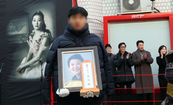 고인이 사랑한 극장에서 열린 윤석화의 마지막 공연