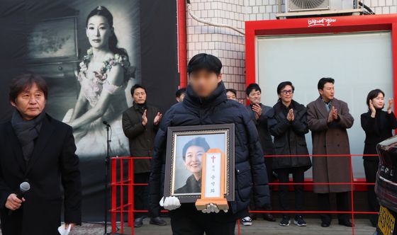 배우 윤석화, 대학로에서 마지막 인사