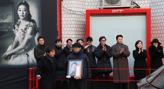 작별의 박수받는 故 윤석화 배우