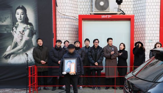 '꽃밭에서' 추모곡으로 떠나보내는  故 윤석화 배우