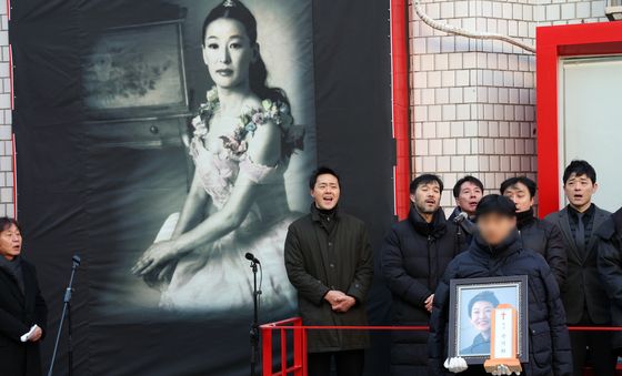 故 윤석화 배우에게 전하는 추모곡 '꽃밭에서'