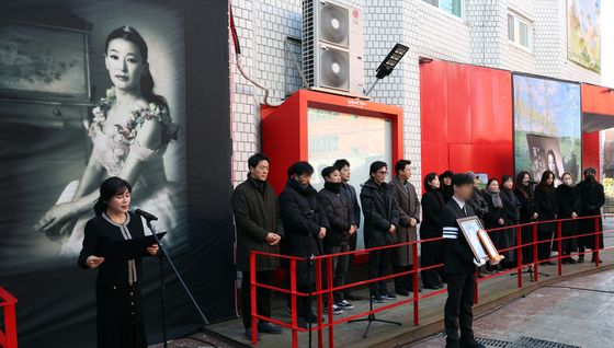 무대 위의 전설 윤석화, 연극계 애도 속에 작별