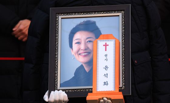 평생 연극인이었던 윤석화, 대학로에서 배웅