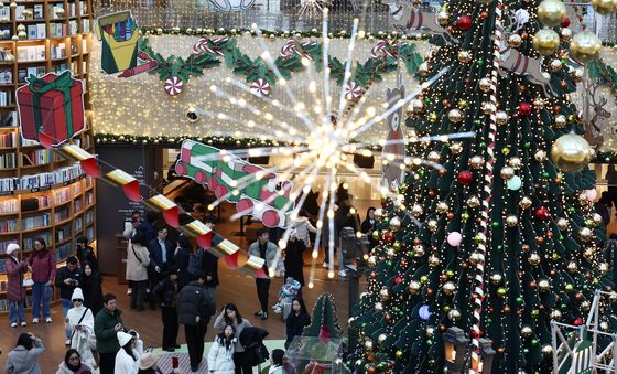 크리스마스 앞두고 북적북적한 별마당도서관