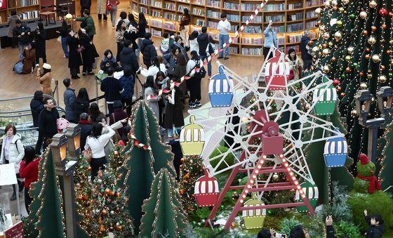 '크리스마스 분위기 물씬'