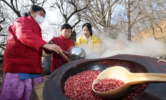 '추운 날씨 팥즉으로 따뜻하게 녹여요'