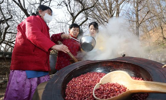 '추운 날씨 팥즉으로 따뜻하게 녹여요'