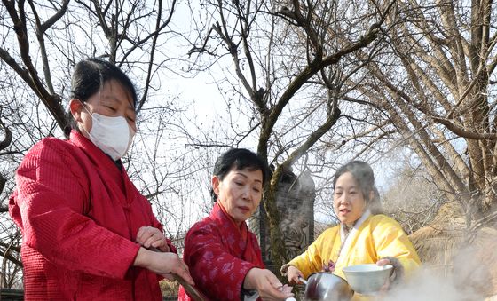 '추운 날씨 팥즉으로 따뜻하게 녹여요'