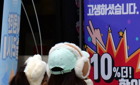 추워진 날씨에 두터운 옷차림의 어린이들