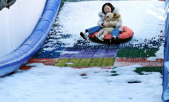 겨울에 즐기는 눈썰매 슬라이딩