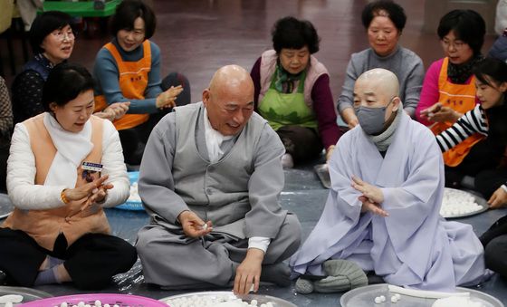 동지 앞두고 새알심 빚기