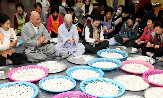 옹기종기 둘러앉아 새알심 빚어요