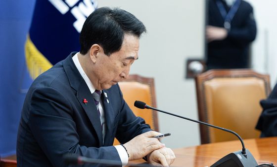 시각 확인하는 박수현 수석대변인