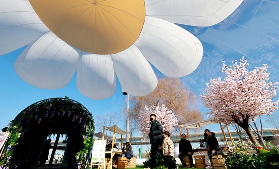 겨울에 만나보는 따스한 '봄꽃 에어돔'