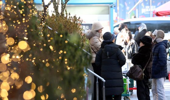 연말 앞둔 명동, 추위 속 휴일 풍경