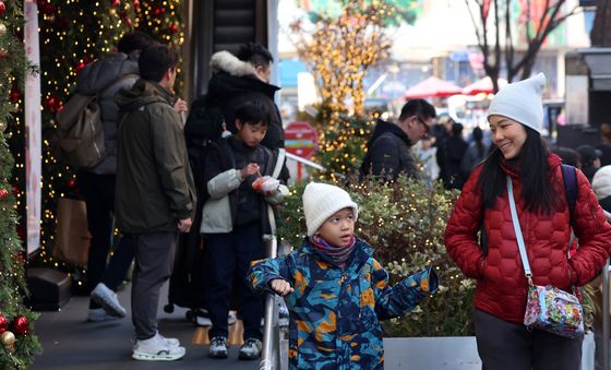 추위 속 연말 명동, 외국인 관광객 발길 이어져