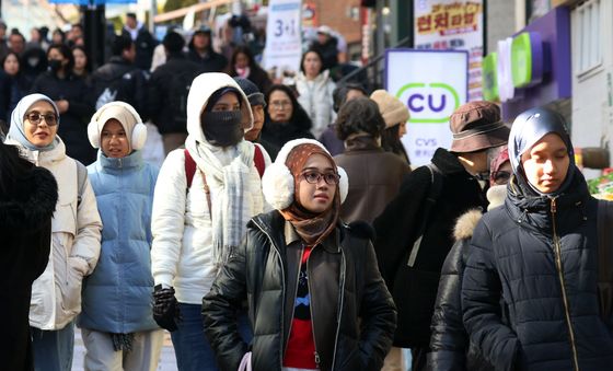 찬바람 불며 찾아온 추위, 두터운 옷차림으로 명동 찾은 외국인들