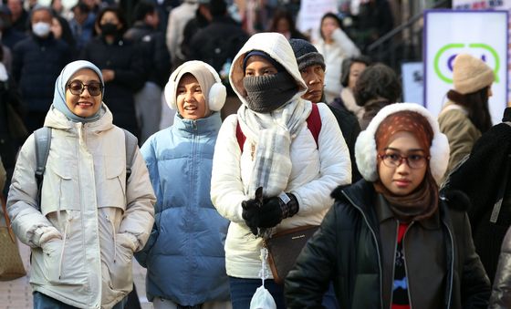 강추위에 두터운 옷차림의 외국인 관광객들