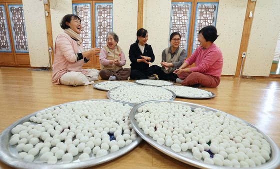 동지 앞두고 새알 빚어요