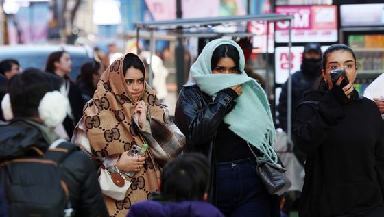 명동 찾은 외국인 관광객 '춥다'